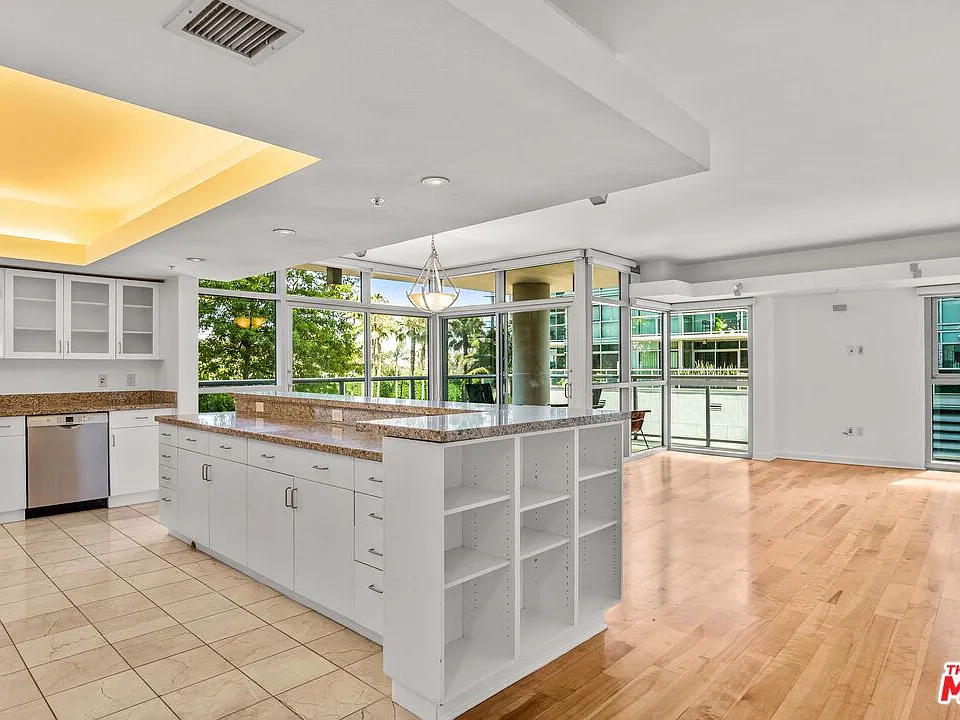 13700 Marina Pointe Dr #324