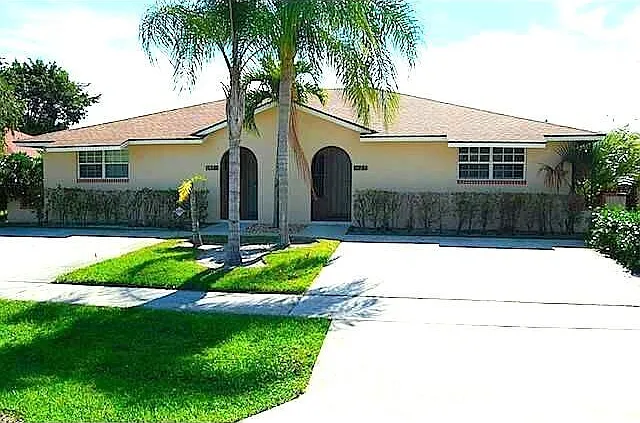 1427 Riverside Cir