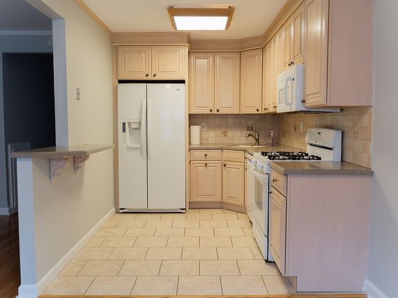 2nd image of 2573 34th St #2