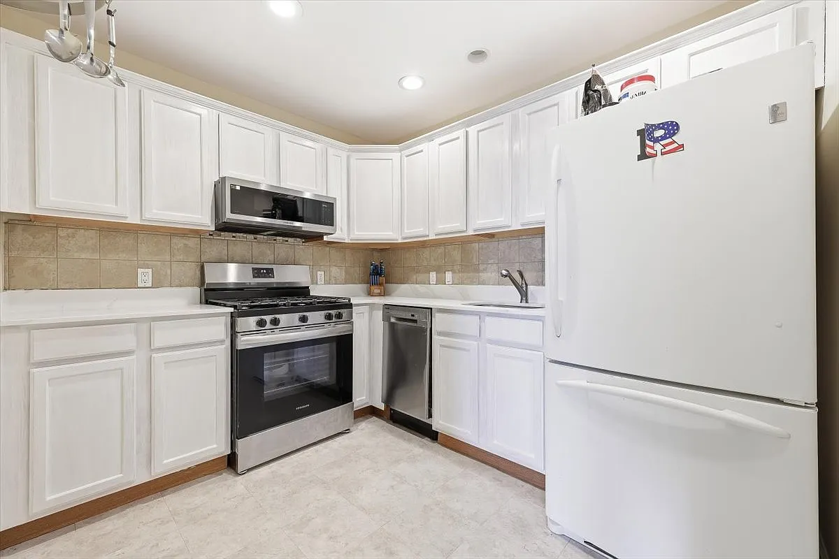 3 bed, 1400 sqft, $3,500 — Photo 4