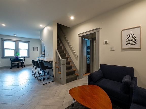 3rd image of 590 Gallivan Blvd