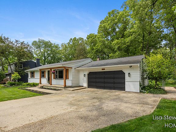 3rd image of 3305 Thorncrest Dr SE