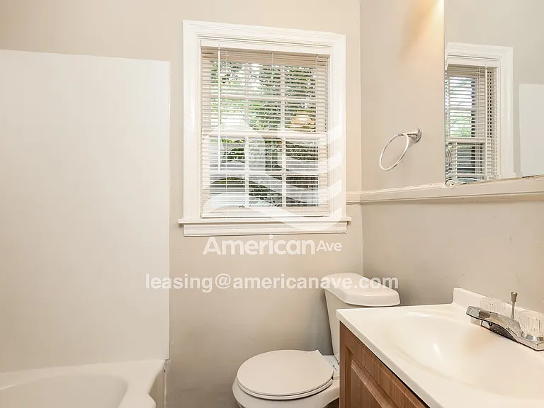 673855_014_wm_-_bathroom_12909202.jpg