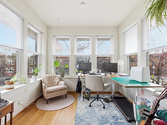 4th image of 2318 W Addison St