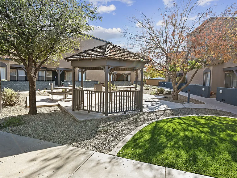 Town Square Courtyard Picnic Area (5)