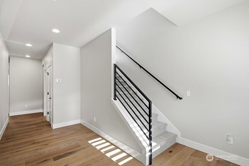 3rd image of 18527 Meridian Ave SE