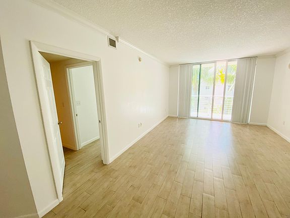 5th image of 2002 N Bayshore Dr #404