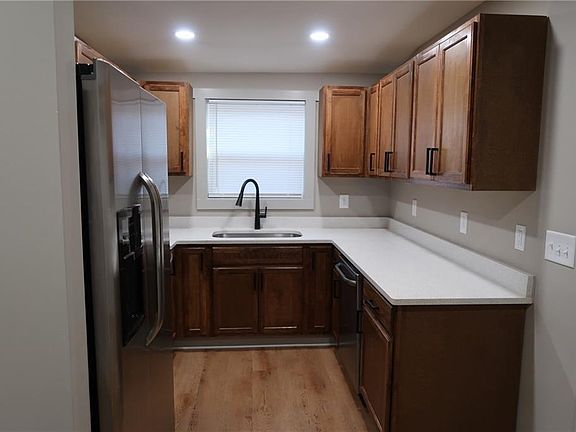 4th image of 7 N Annie St
