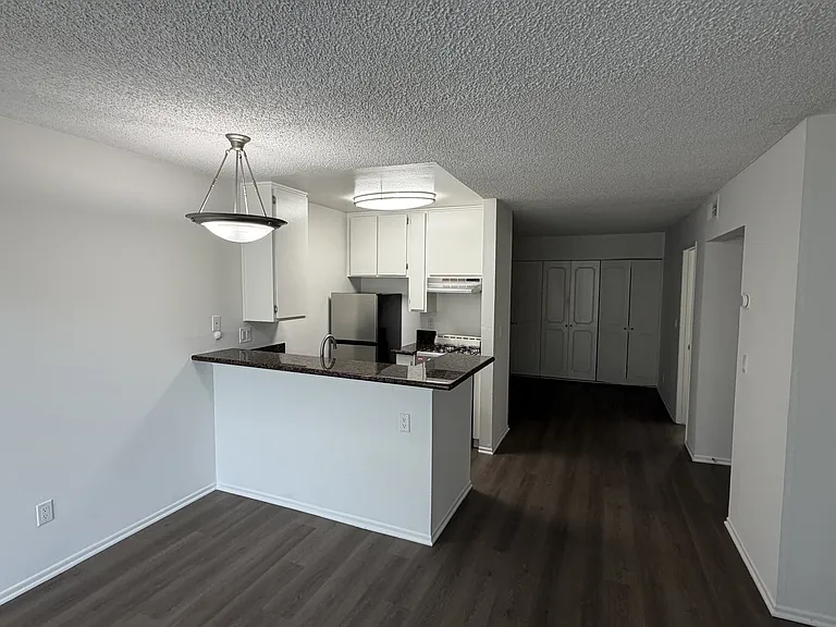 Versailles on the Lake Apartments — Photo 65