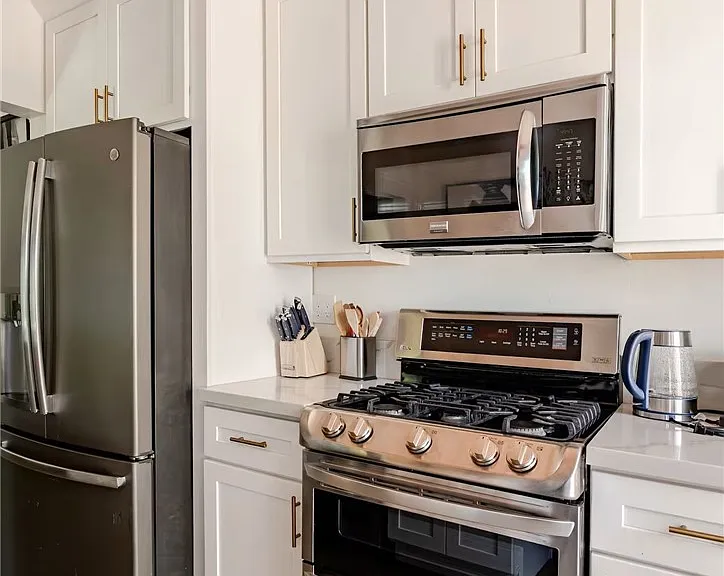 1574 N Orange Grove Ave — Photo 10