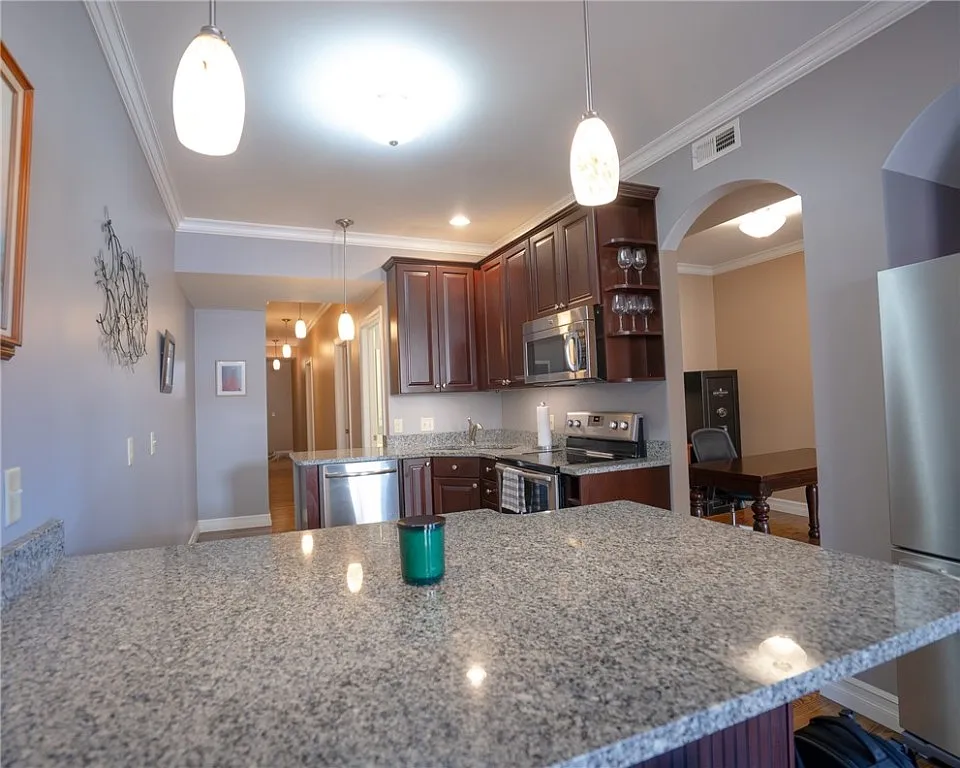 2 bed, 1.0 bath, 1044 sqft, $2,000 — Photo 3