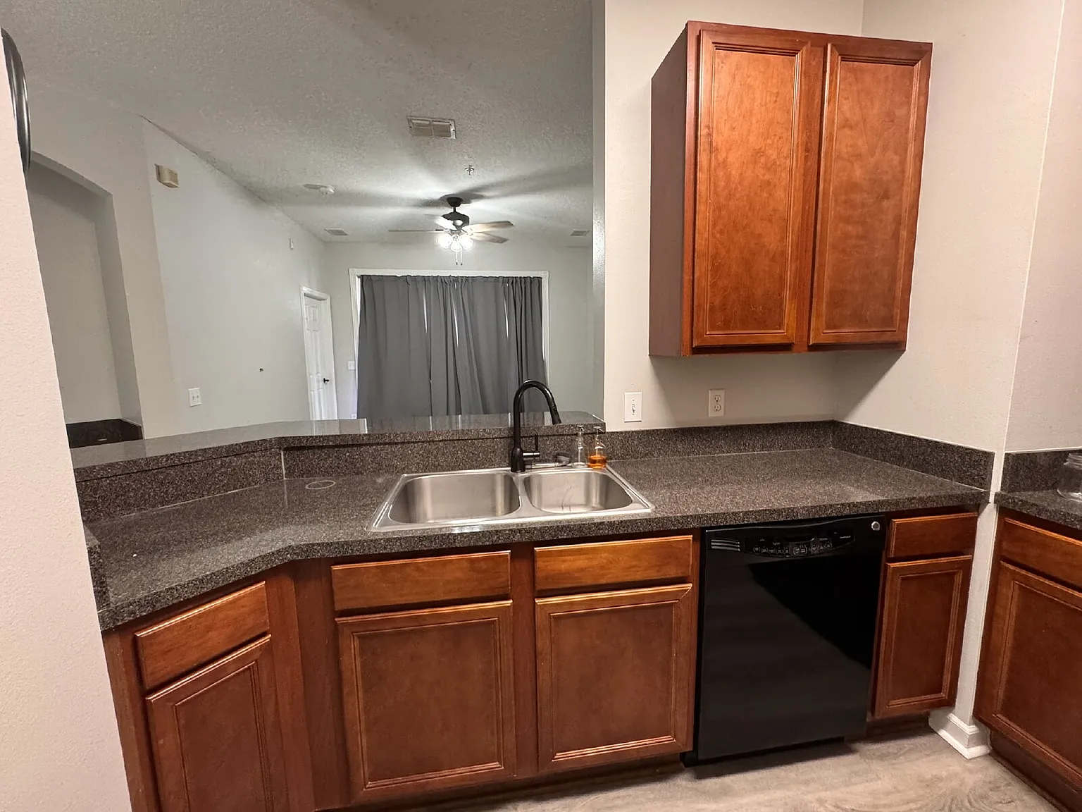 3 bed, 2.0 bath, 1369 sqft, $1,600 — Photo 4