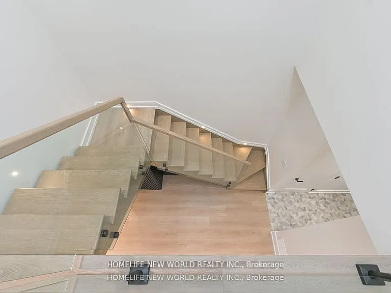 995 Dufferin St #LANEWAY — Photo 11