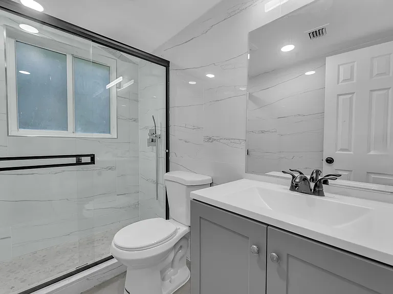 381 SE 15th Ave #1 — Photo 16