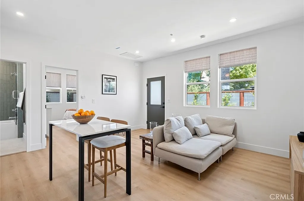 2 bed, 750 sqft, $4,975 — Photo 4