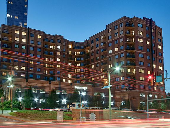 Conveniently located in Fort Lee, NJ with a free shuttle to Ferry Station