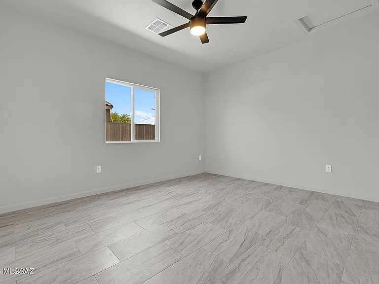 402 W Columbia St — Photo 4