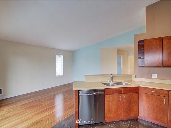 Top floor unit with vaulted ceilings and open floorplan