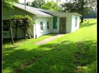 2246 Chestnutburg Rd, Ansted, WV 25812