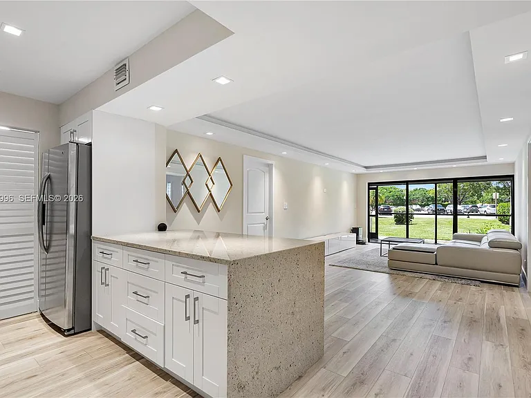 230 Lakeview Dr #106 — Photo 1