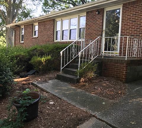 Great lot. All brick home. 