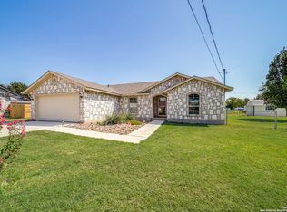 91 Windcrest, Floresville, TX 78114