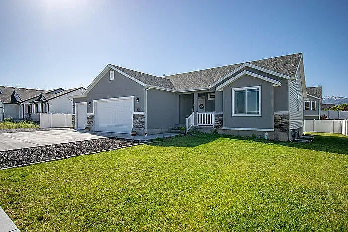 3 bed, 2.0 bath, 1450 sqft, $2,550 — Photo 2