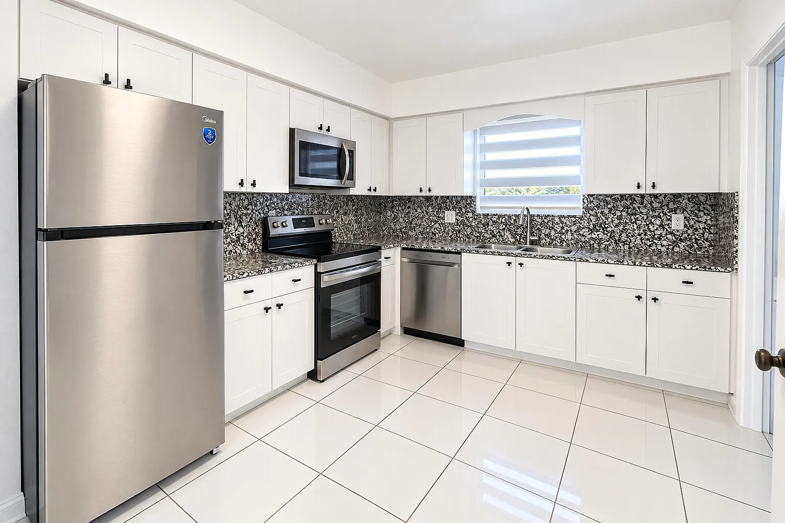 3 bed, 2.0 bath, 1700 sqft, $3,250 — Photo 2