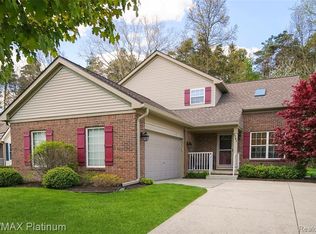 2703 Signature Cir, Pinckney, MI 48169