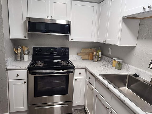 GOURMET KITCHEN