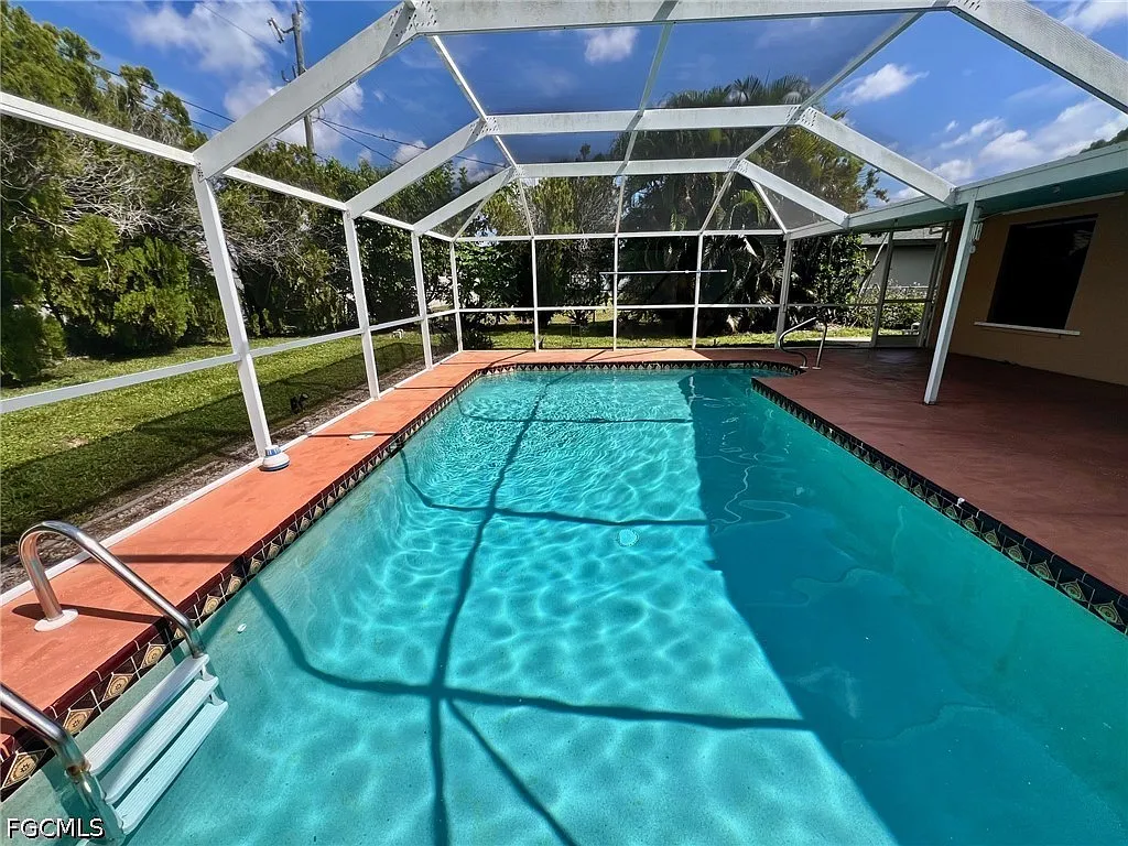 3 bed, 2.0 bath, 1105 sqft, $2,050 — Photo 2