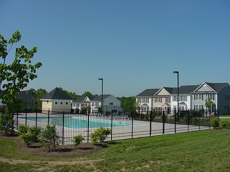 102 Windstone Dr — Photo 3