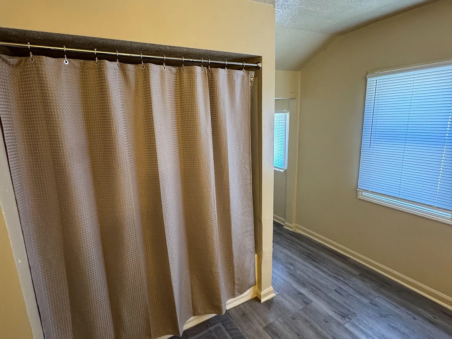 4 bed, 2.0 bath, 1852 sqft, $832 — Photo 3