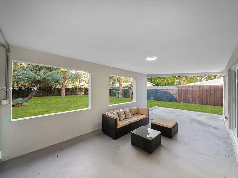 1021 NE 3rd Ave — Photo 35