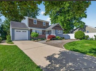 372 N Hickory St, Massapequa, NY 11758