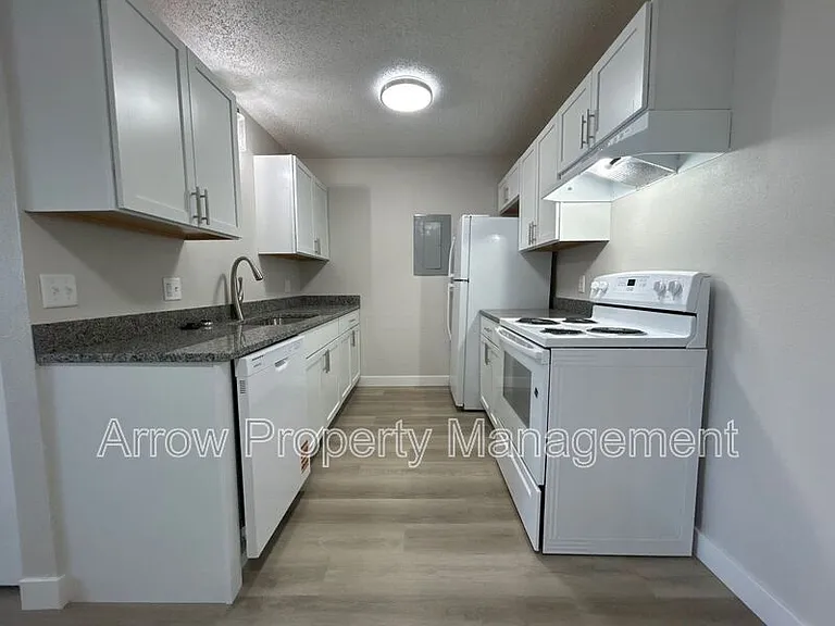 902 E E St — Photo 6