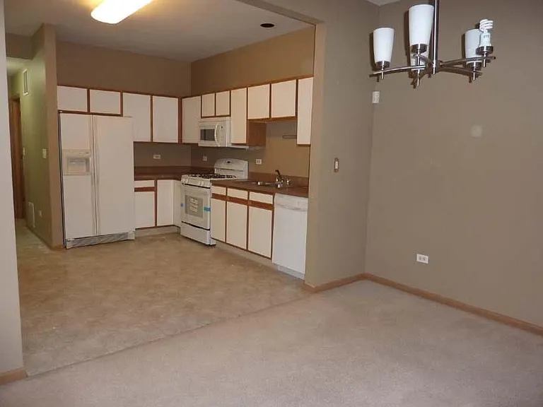 563 Littleton Trl — Photo 5