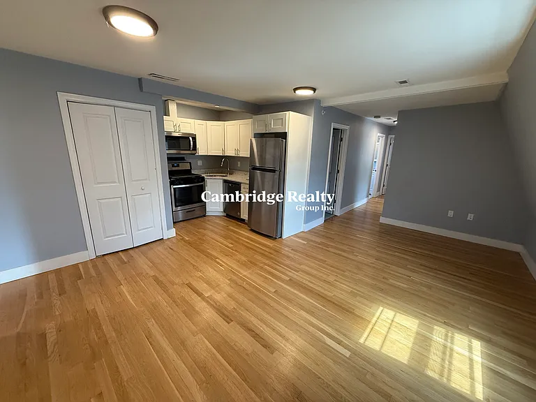 91 Munroe St #3R — Photo 2
