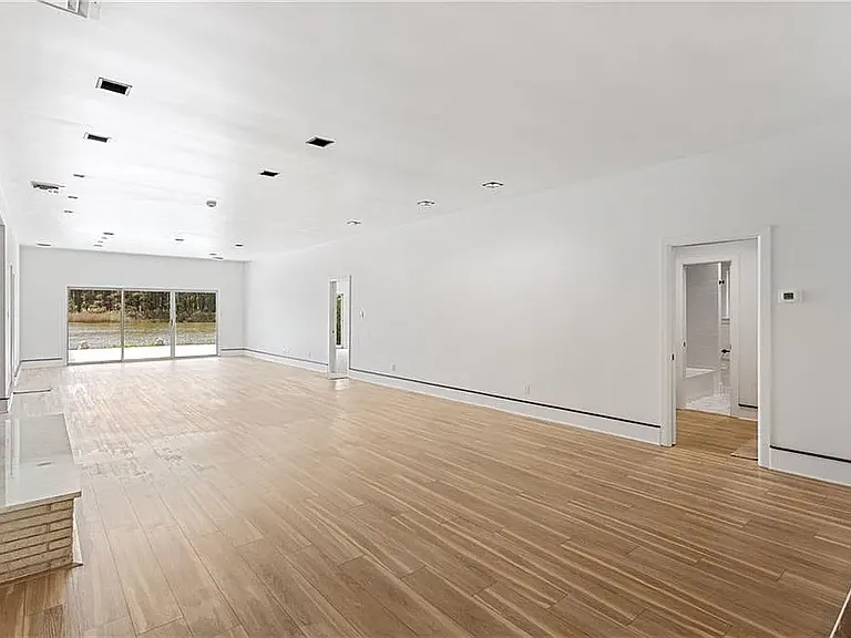 8516 Culfor Cres — Photo 3