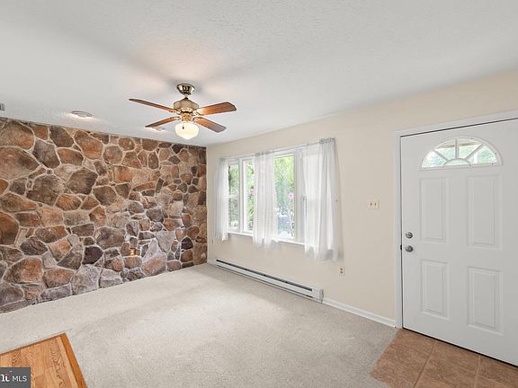3rd image of 111 Huntcrest Cir