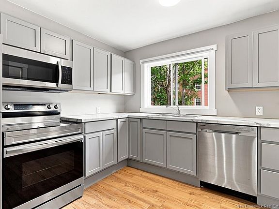 4th image of 836 Windsor St