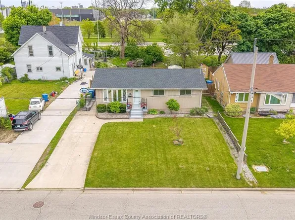 1038 Dot Ave, Windsor, ON N9C 3H8