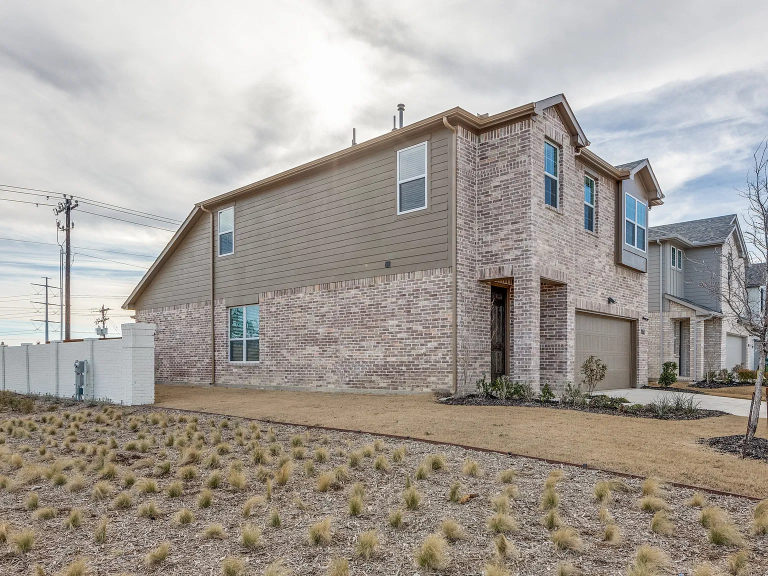 4 bed, 2.5 bath, 2253 sqft, $2,295 — Photo 2