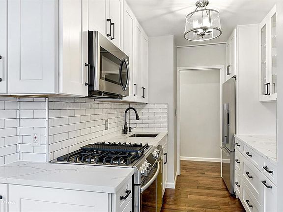 3rd image of 80 La Salle St APT 15D