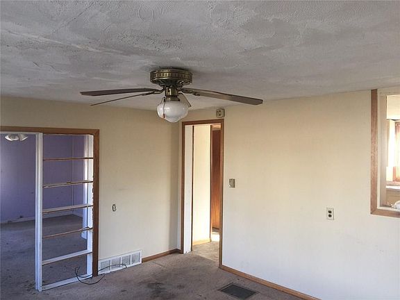 3rd image of 402 W Baker St