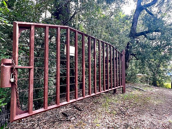 2nd image of 1880 Tunnel Rd