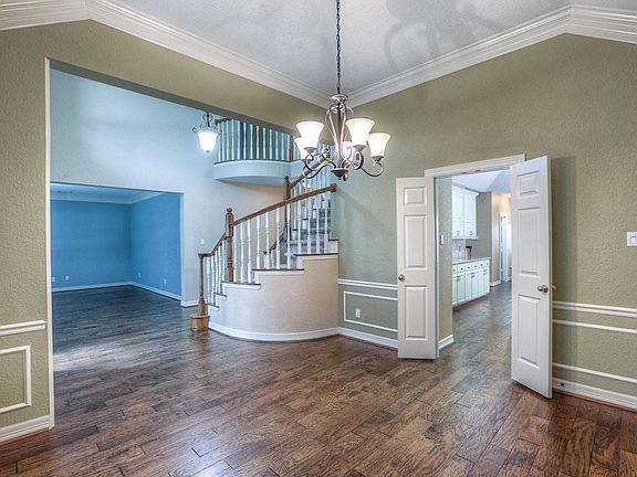 Formal Dining Room access to Kitchen