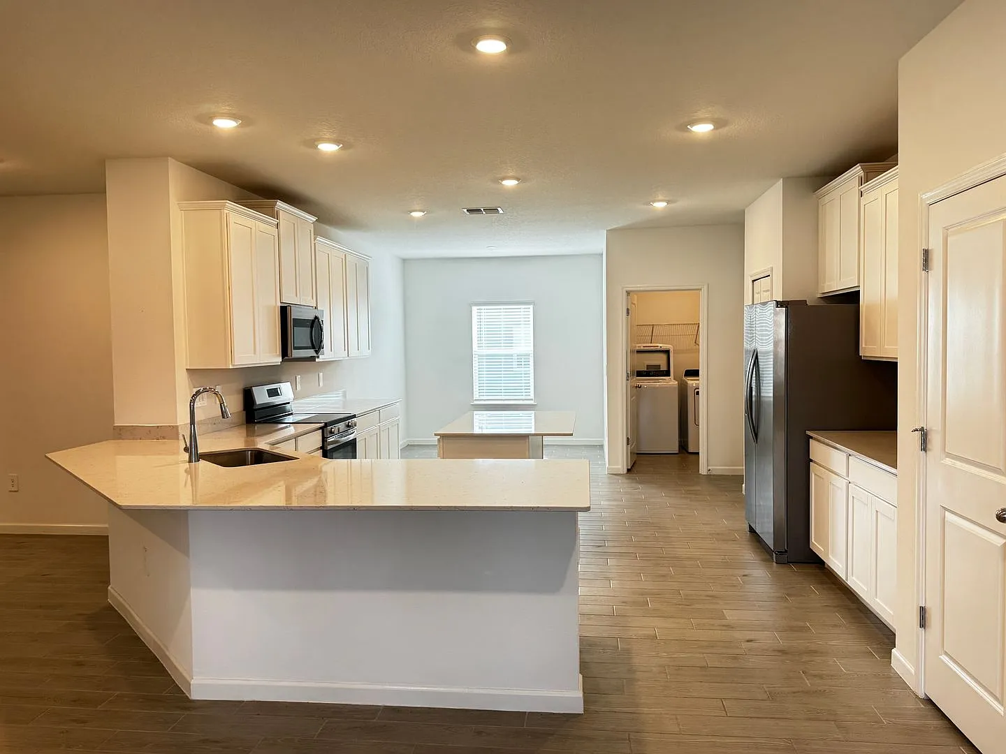 Gorgeous Grand Park North 4/3 with Garage — Photo 2