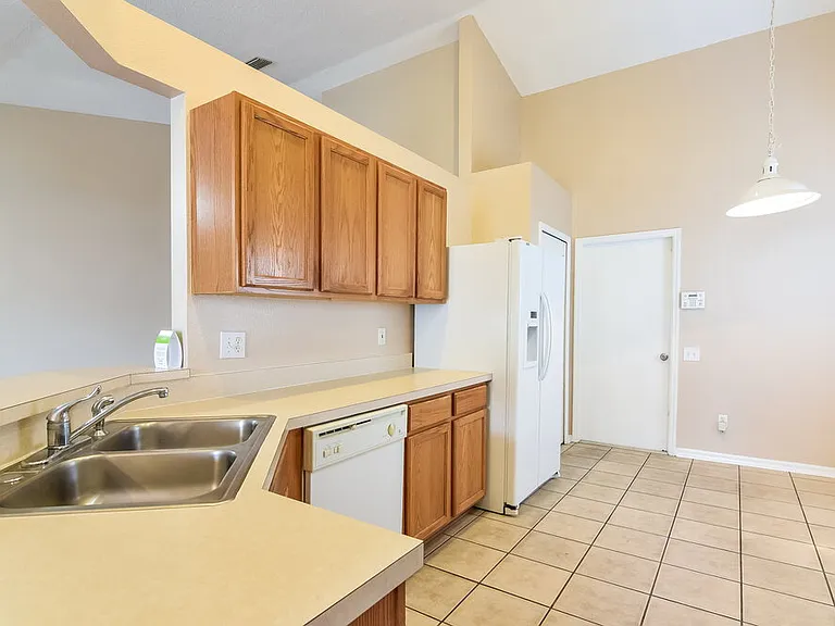 12614 Midpointe Dr — Photo 6