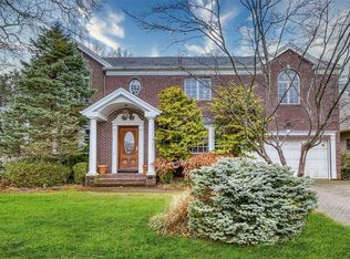 7 Auerbach Ln, Lawrence, NY 11559
